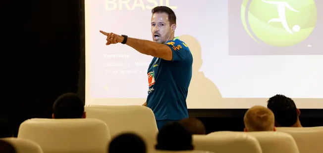 Ramon Meneze, treinador da Seleção Brasileira Sub-20 durante reunião com atletas na Granja Comary. Foto: Rafael Ribeiro/CBF