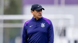 Ramón Díaz com o novo uniforme de treino do Timão.