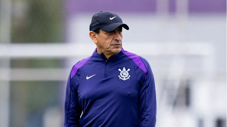Ramón Díaz com o novo uniforme de treino do Timão.