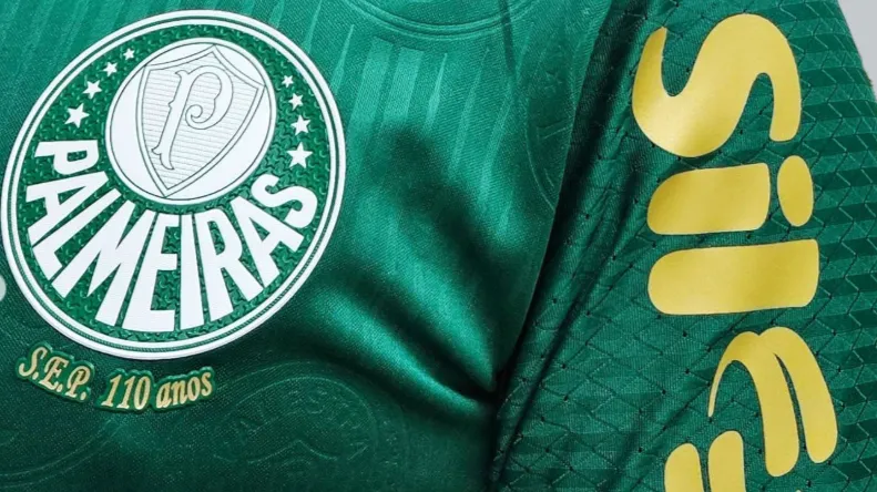 A nova patrocinadora já estampada na manga do Verdão