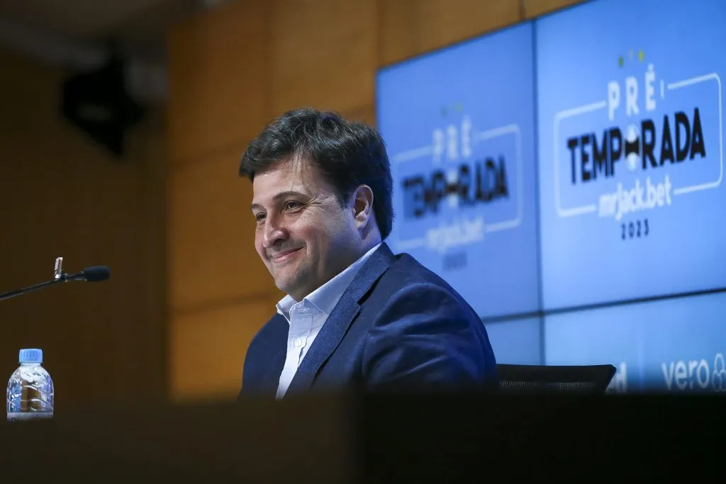 Alberto Guerra faz pedido para o elenco – Foto: Fernando Alves/AGIF