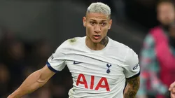 Richarlison com a posse de bola em partida da Premier League entre Tottenham e Brentford. Foto: Mark Pain / Alamy Stock Photo