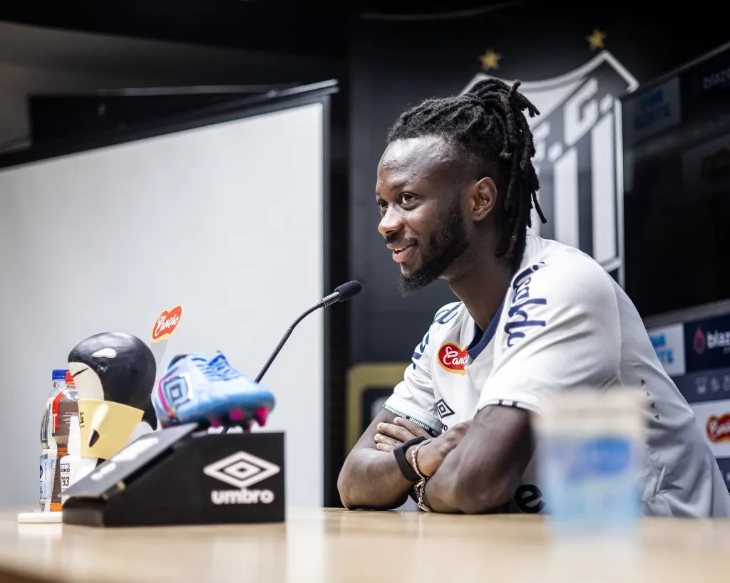 Yusupha Njie em coletiva no Santos - Fotos: Raul Baretta/ Santos FC.