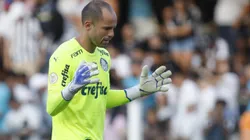 SANTOS, BRAZIL - MAY 29: Marcelo Lomba of Palmeiras gestures during the match between Santos and Palmeiras as part of Brasileirao Series A 2022 at Vila Belmiro Stadium on May 29, 2022 in Santos, Brazil. (Photo by Ricardo Moreira/Getty Images)