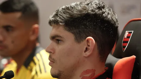 Ayrton Lucas terminou a temporada 2024 em baixa pelo Flamengo e tem interesse do Grêmio