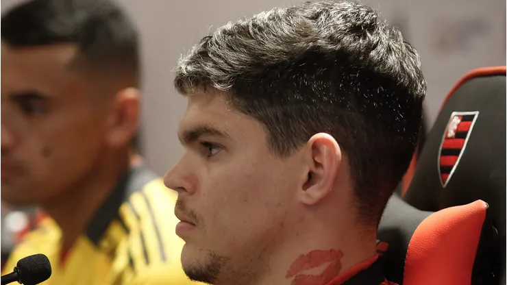 Ayrton Lucas terminou a temporada 2024 em baixa pelo Flamengo e tem interesse do Grêmio