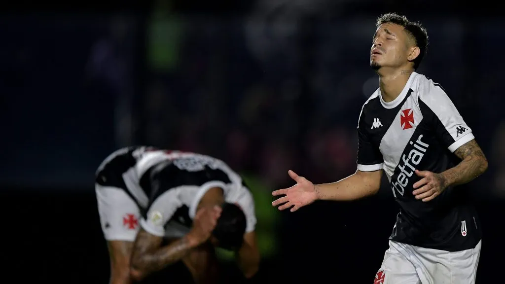 Adson vai ficar mais tempo fora dos gramados - Foto: Thiago Ribeiro/AGIF.