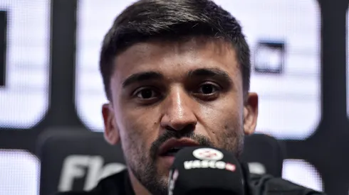 Foto: Thiago Ribeiro/AGIF - Victor Luís será titular na estreia do Vasco em 2025