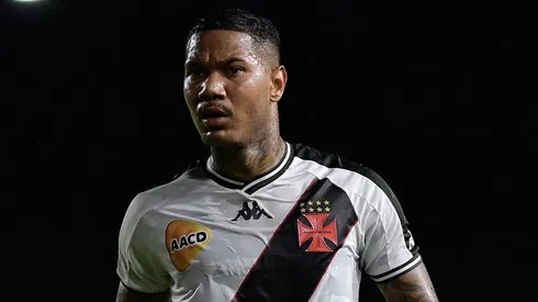 Zé Gabriel puxa fila e deve acertar mais saídas no elenco