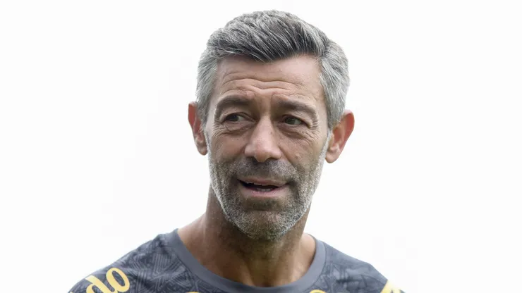 Pedro Caixinha segue no planejamento do elenco para 2025