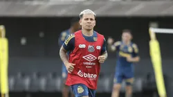 Soteldo durante treino no CT Rei Pelé