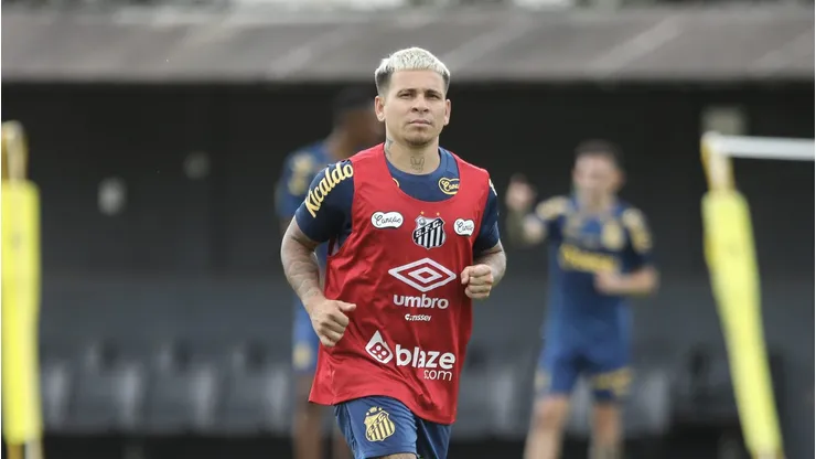 Soteldo durante treino no CT Rei Pelé