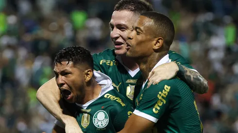 Aníbal Moreno (o do meio) teve seu contrato renovado no Palmeiras até o fim de 2029