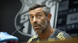 Pedro Caixinha durante entrevista coletiva, na Vila Belmiro.