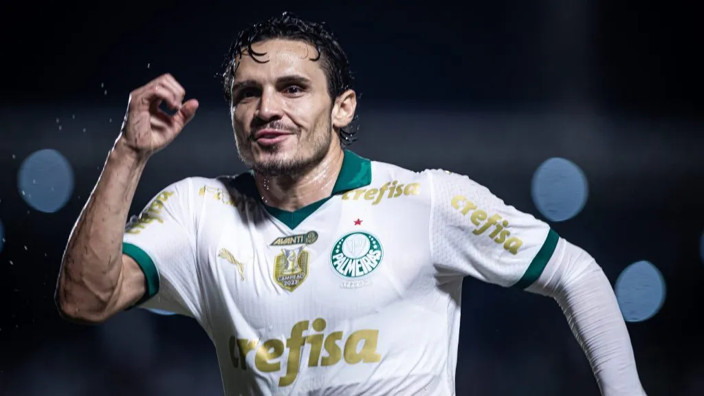 Raphael Veiga comemorando. Foto: Isabela Azine/AGIF