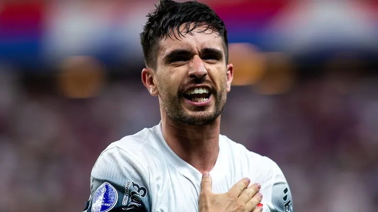 Igor Coronado comemorando gol durante partida entre Fortaleza e Corinthians, na Arena Castelão, pela Copa Sul-Americana 2024.