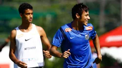 Jubal (ao fundo) atuou no Santos na época de Neymar e pode retornar ao Brasil em 2025. Foto: Ricardo Saibun/Santos FC