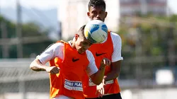 Jubal (ao fundo) disputa bola com Zeca em época no Santos da década passada - Foto: Ricardo Saibun/Santos FC