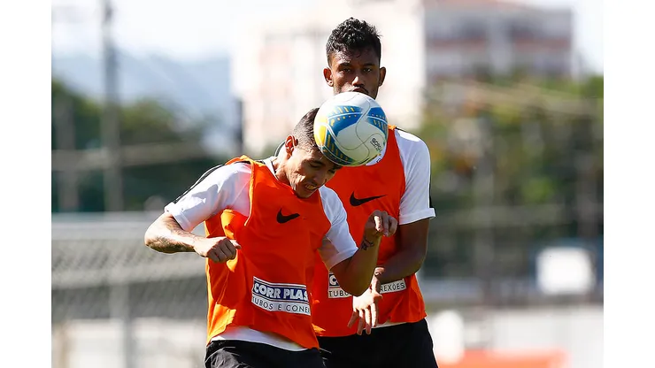 Jubal (ao fundo) disputa bola com Zeca em época no Santos da década passada - Foto: Ricardo Saibun/Santos FC