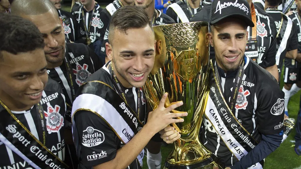 Gabriel e Maycon comemorando o título do Campeonato Paulista 2017. Foto: Daniel Vorley/AGIF.