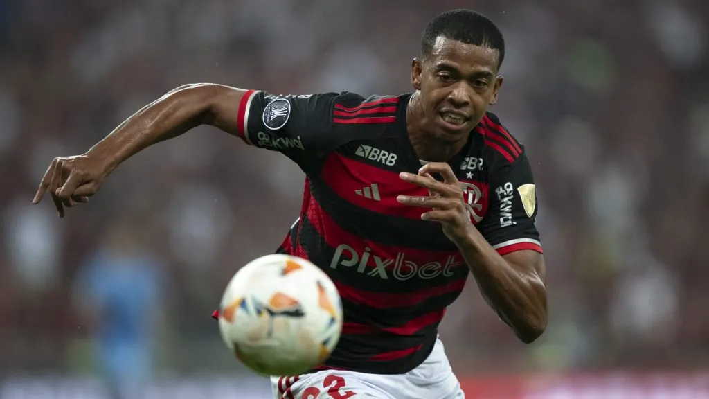 Carlinhos desencanta e marca dois gols em goleada do Flamengo