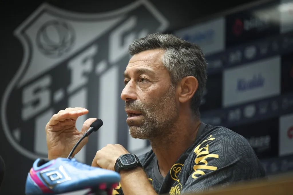 Pedro Caixinha, técnico do Santos, durante coletiva de imprensa realizada no estadio Vila Belmiro, nesta terca feira (07). Foto: Reinaldo Campos/AGIF