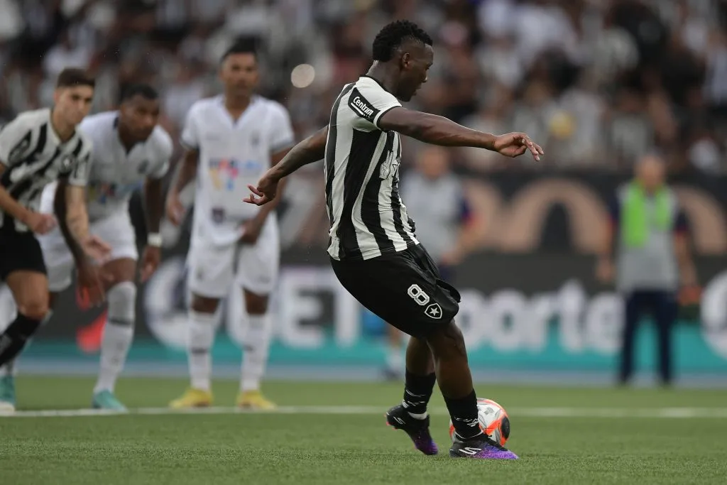 De pênalti, Patrick de Paula marcou o gol do Botafogo na derrota na estreia do Cariocão. Foto: Thiago Ribeiro/AGIF