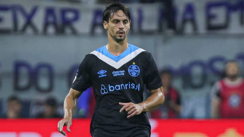 Rodrigo Caio em partida pelo Grêmio – Foto: Maxi Franzoi/AGIF