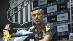 Pedro Caixinha em coletiva pelo Santos