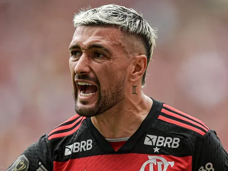 Arrascaeta se impressiona com camisa do Flamengo e viraliza
