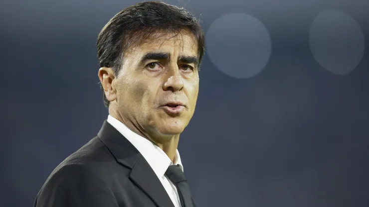 O Grêmio busca nomes para a zaga, lateral e ataque para entregar elenco forte para Gustavo Quinteros.