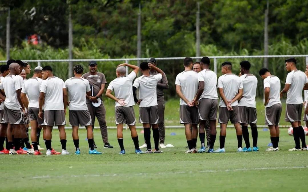 Elenco Sub-20 do Corinthians durante treino coletivo. Foto: Rodrigo Gazzanel / Corinthians