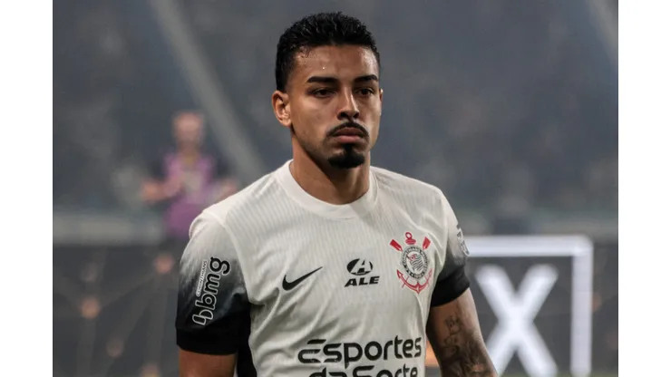 Matheus Bidu em ação com a camisa do Coringão.