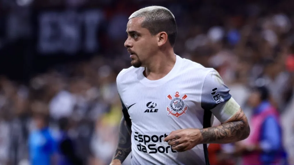 Fagner durante partida. Foto: Marcello Zambrana/AGIF