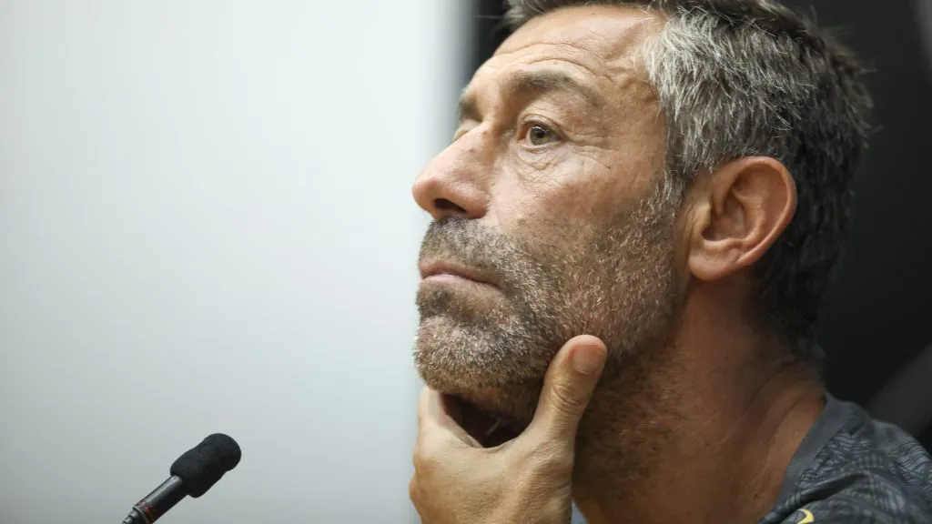 Pedro Caixinha em entrevista coletiva. Foto: Reinaldo Campos/AGIF