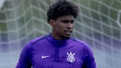 Hugo Souza durante treinamento no CT Joaquim Grava, na pré-temporada