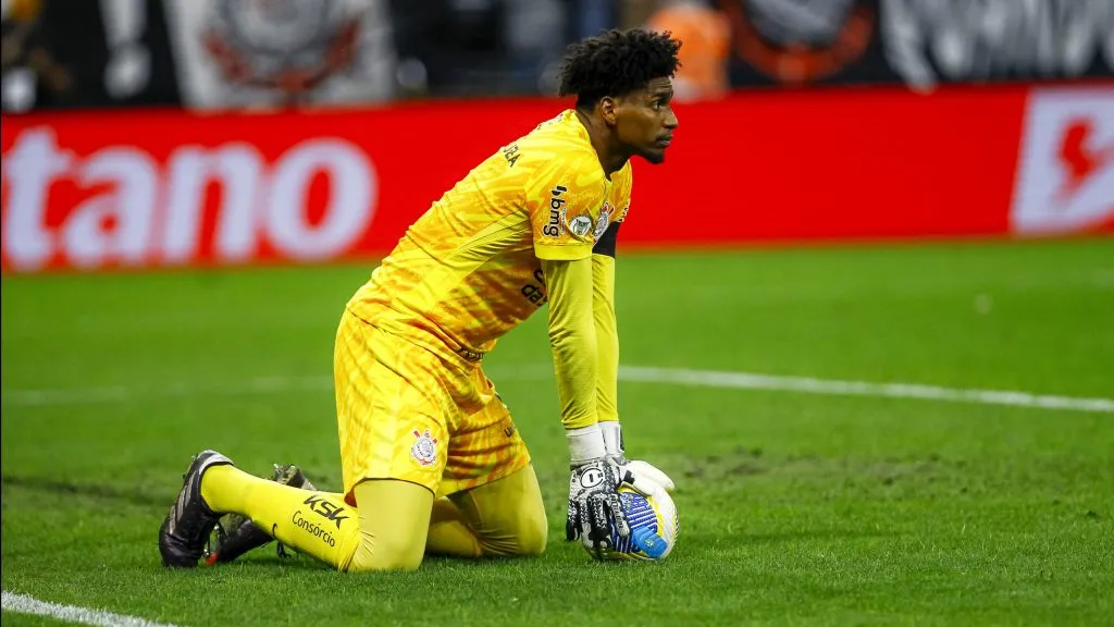 Hugo Souza durante partida. Foto: Marco Miatelo/AGIF