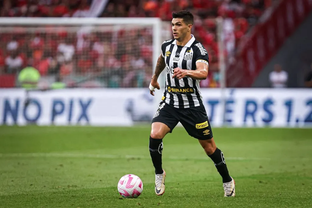 Rodrigo Fernández em partida pelo Santos. Foto: Maxi Franzoi/AGIF