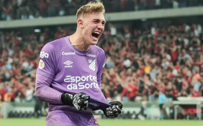 Leo Linck, ex-goleiro do Athletico-PR comemora vitoria ao final da partida contra o Internacional no estadio Arena da Baixada pelo campeonato Brasileiro A 2023. Foto: Robson Mafra/AGIF