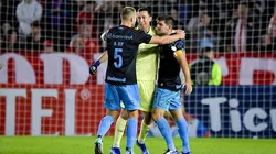 Agustín Marchesin (C) do Gremio comemora com os companheiros de equipe Kannemann e Rodrigo Ely após vencer uma partida da Libertadores 2024 Grupo C contra Estudiantes, em La Plata, Argentina