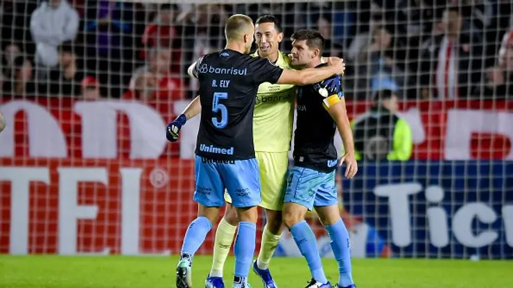 Agustín Marchesin (C) do Gremio comemora com os companheiros de equipe Kannemann e Rodrigo Ely após vencer uma partida da Libertadores 2024 Grupo C contra Estudiantes, em La Plata, Argentina