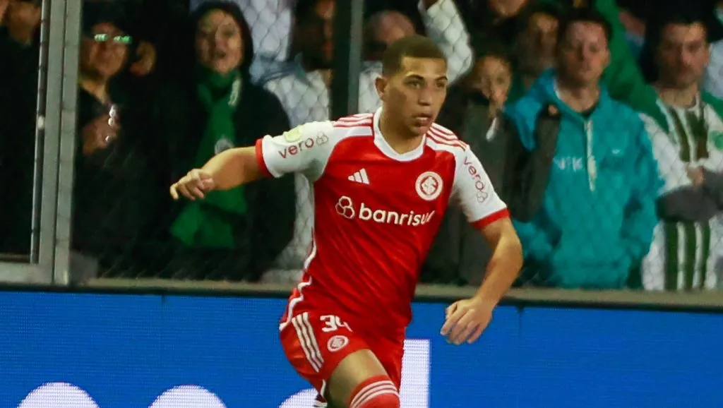 Gabriel Carvalho em campo pelo Internacional