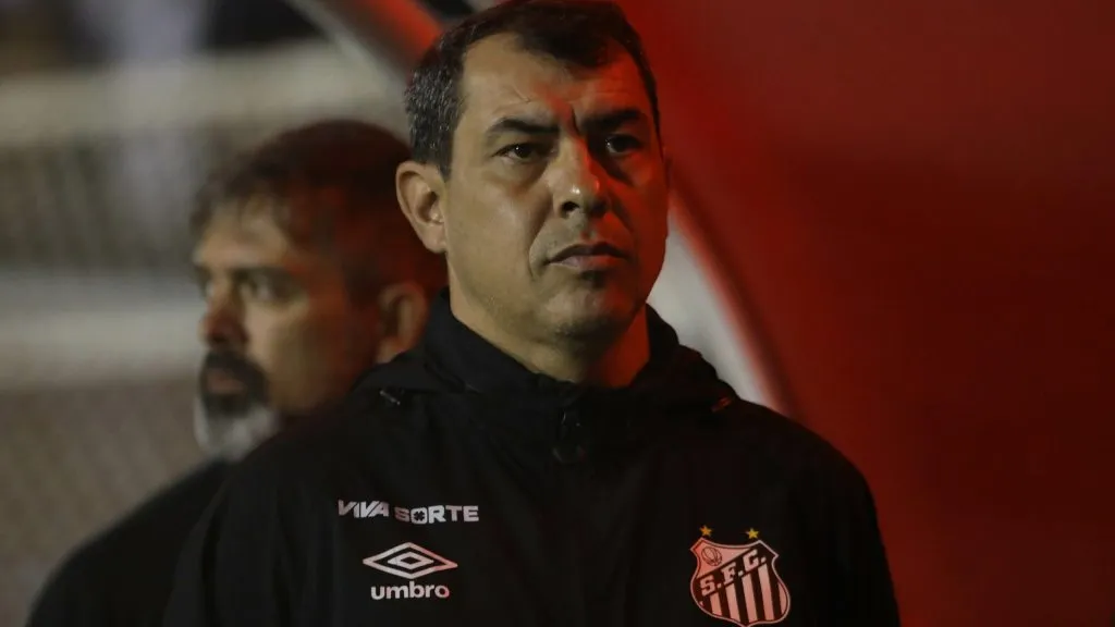 Carille durante partida. Foto: Reinaldo Campos/AGIF