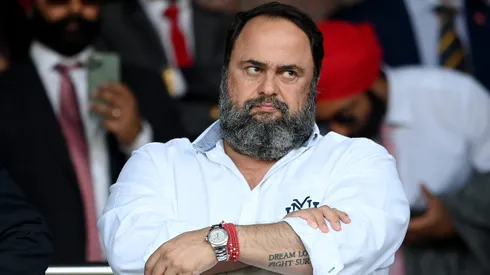 Evangelos Marinakis não vai precisar negociar com o Corinthians.