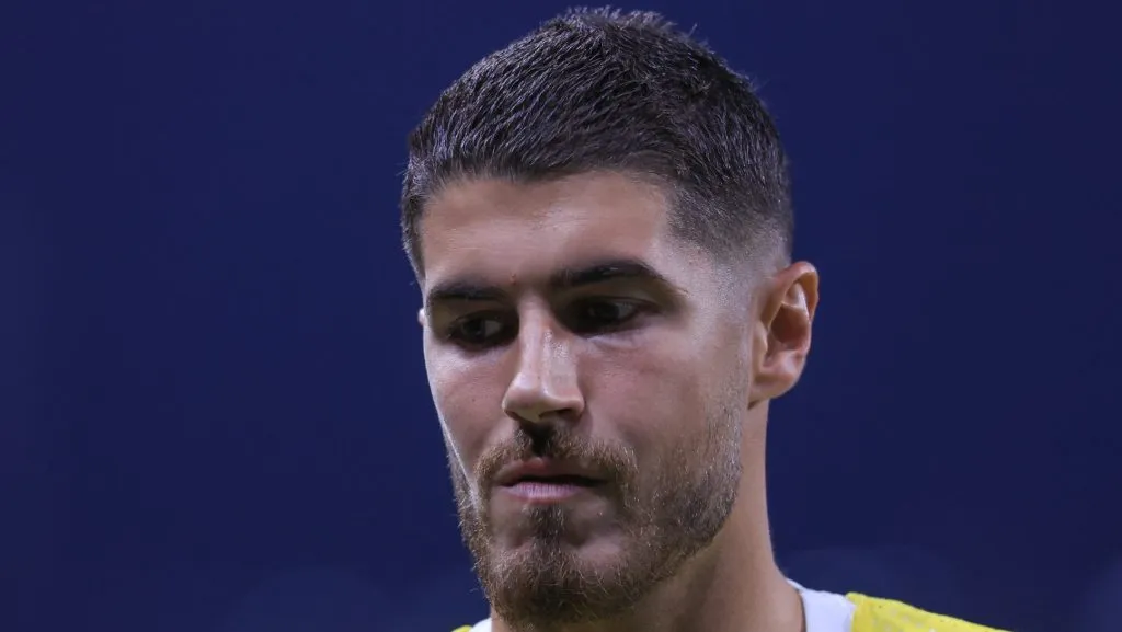 Pedro Raul cabisbaixo e de colete pelo Corinthians - Foto: Marcello Zambrana/AGIF