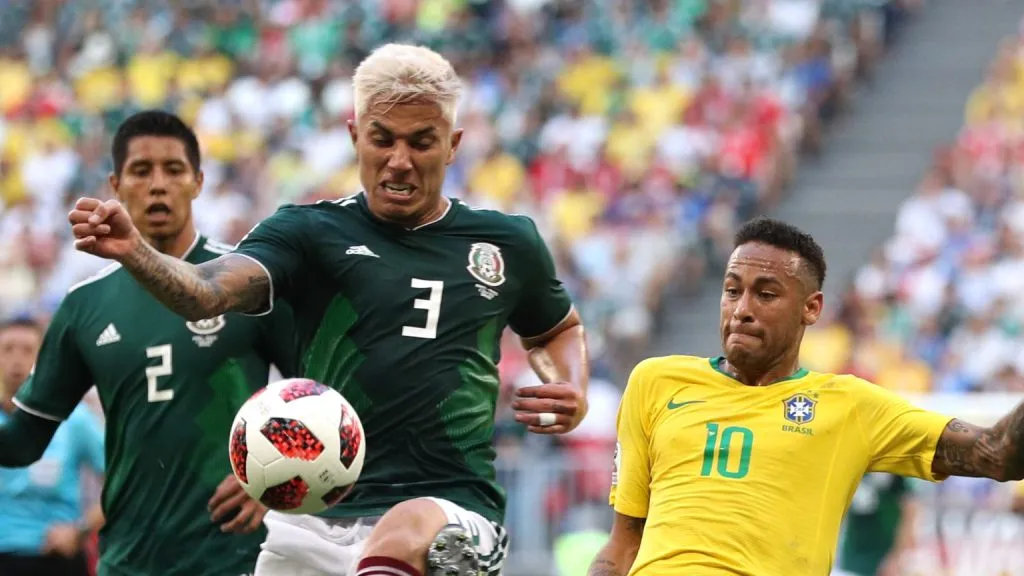 Foto: Buda Mendes/Getty Images – Salcedo em disputa de bola com Neymar durante jogo entre México e Brasil pela Copa da Rússia.
