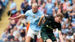 Erling Haaland divide bola com Nathan Collins em partida da Premier League entre Manchester City e Brentford. Foto: Sportimage Ltd / Alamy Stock Photo