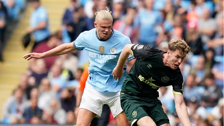 Erling Haaland divide bola com Nathan Collins em partida da Premier League entre Manchester City e Brentford. Foto: Sportimage Ltd / Alamy Stock Photo