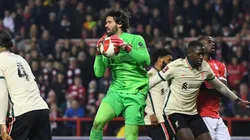 Alisson Becker faz defesa em partida da Premier League entre Nottingham Forest e Liverpool. Foto: NurPhoto SRL / Alamy Stock Photo