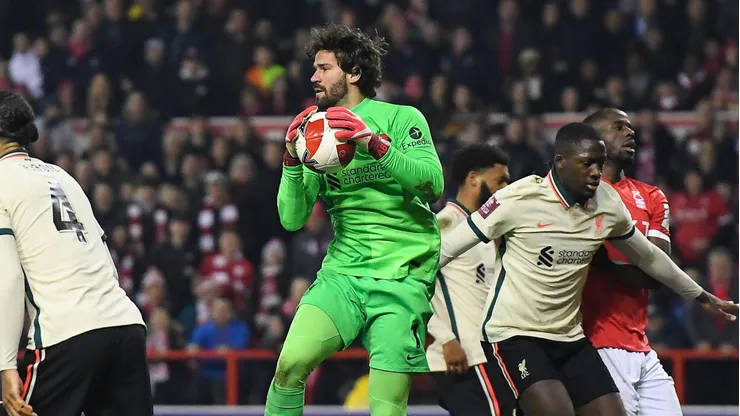 Alisson Becker faz defesa em partida da Premier League entre Nottingham Forest e Liverpool. Foto: NurPhoto SRL / Alamy Stock Photo
